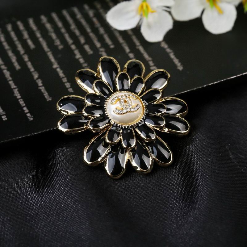 Chanel Brooch 03yxs133